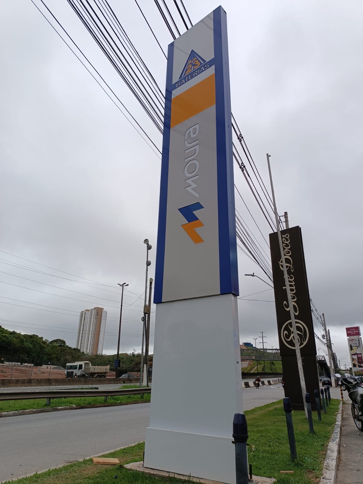 Moura Baterias — Totem externo