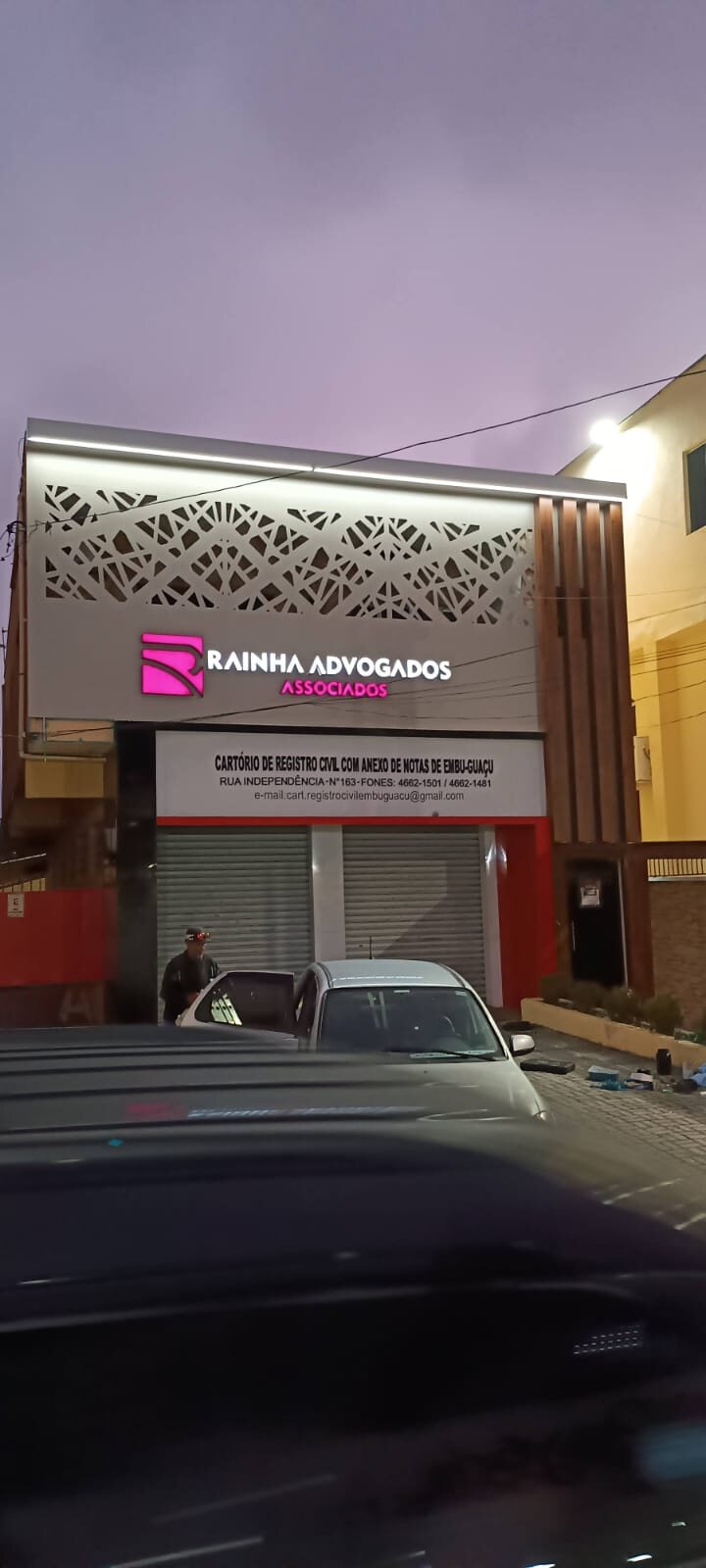 Rainha Advogados — Fachada iluminada
